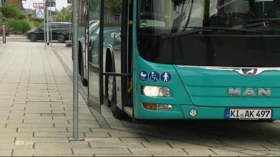 Nahaufnahme eines leeren Linienbus. © Screenshot 
