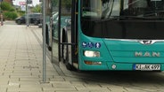 Nahaufnahme eines leeren Linienbus. © Screenshot 