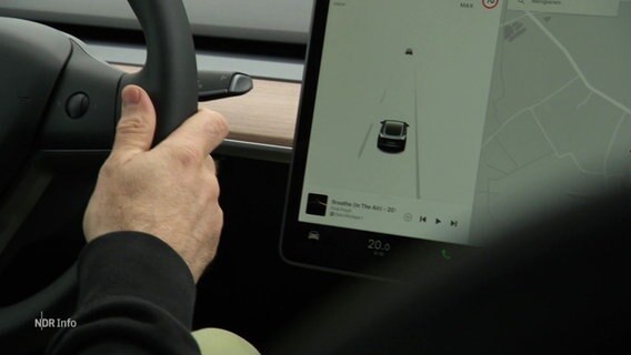 Der Innenraum eines Elektroauto mit einer digitalen Anzeige. © Screenshot 