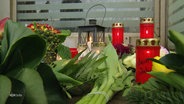Kerzen wurden für die Opfer von Ibrahim A. am Tatort niedergelegt. © Screenshot 