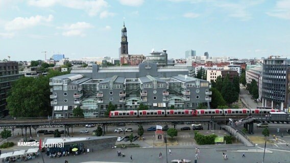 Eine U-Bahn vor dem Gruner + Jahr Gebäude in Hamburg. © Screenshot 