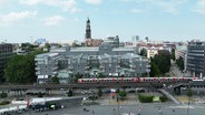 Eine U-Bahn vor dem Gruner + Jahr Gebäude in Hamburg. © Screenshot 