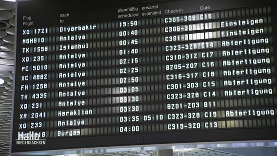 Abflüge stehen auf einer Tafel am Flughafen Hannover. © Screenshot 