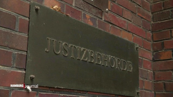 Ein Metallschild mit der Aufschrift "Justizbehörde". © Screenshot 