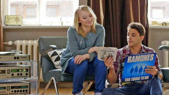 Anna Maria Mühe und Kostja Ullmann sitzen in einem Jugendzimmer und schauen Schallplatten an. © Screenshot 