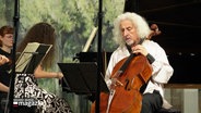 Mischa Maisky und seine Familie spielen zusammen auf der Bühne. © Screenshot 