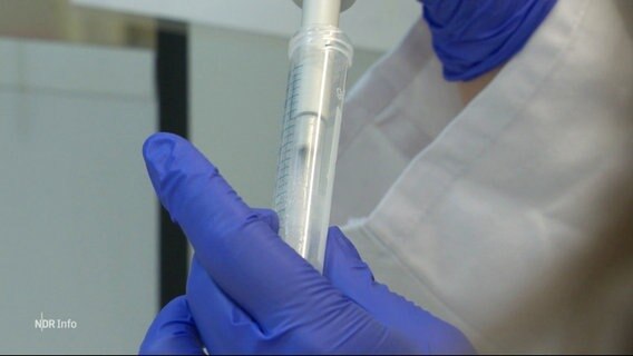 Eine Forscher:in entnimmt Proben mit einer Pipette. © Screenshot 