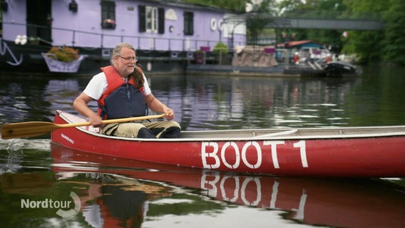 Gründer des Vereins Boot e.V., Stefan Malzkorn in einem Ruderboot auf der Bille. © Screenshot 