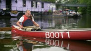 Gründer des Vereins Boot e.V., Stefan Malzkorn in einem Ruderboot auf der Bille. © Screenshot 