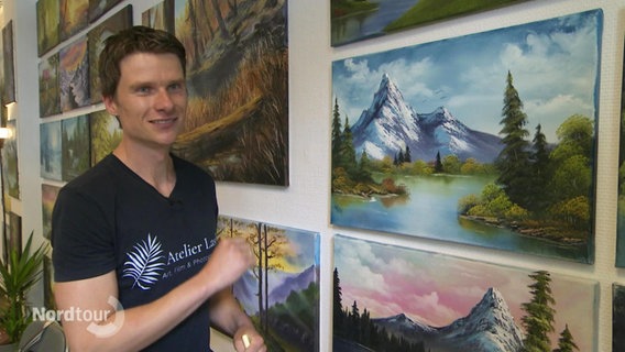 Axel Laslo mit Malereien im Stile von Bob Ross. © Screenshot 