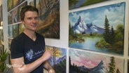 Axel Laslo mit Malereien im Stile von Bob Ross. © Screenshot 