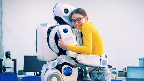 Eine Frau und ein Roboter umarmen sich. © Screenshot 