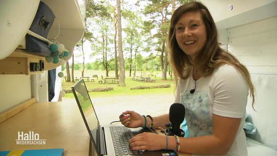 "Plattfluencerin" Lisa Wrogemann in ihrem Camper in der Lüneburger Heide. © Screenshot 