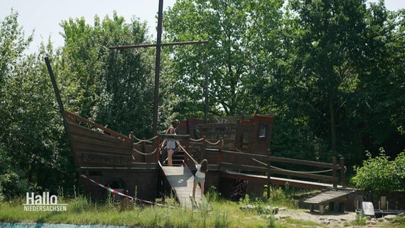 Eine Spielgelegenheit in Holzform auf dem Aktivspielplatz Fallersleben. © Screenshot 