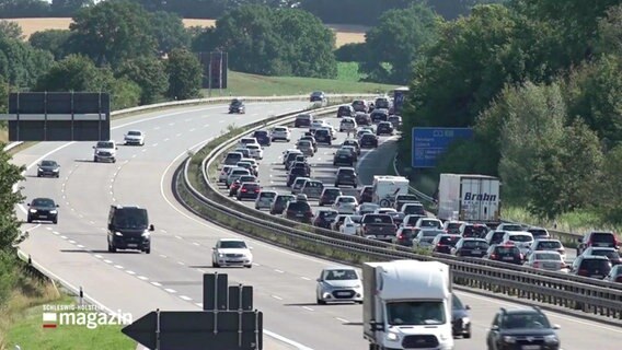 Blick auf eine Autobahn. In die eine Richtung ist kaum Verkehr, auf der anderen Seite stauen sich die Autos. © Screenshot 