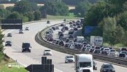 Blick auf eine Autobahn. In die eine Richtung ist kaum Verkehr, auf der anderen Seite stauen sich die Autos. © Screenshot 