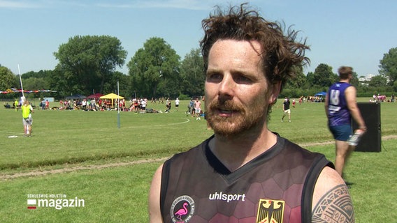 Johannes Satori, Spieler von den German Eagles, im Interview am Spielfeldrand. © Screenshot 