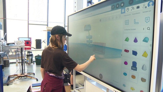 Eine Schülerin an einem Smartboard. © Screenshot 