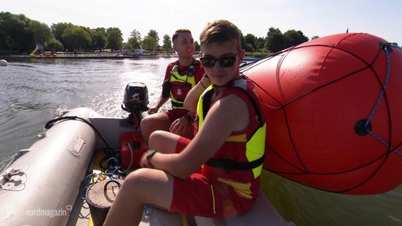 Jungs mit Boien auf einem Boot. © Screenshot 