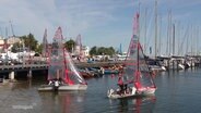 Segelboote vor einem Hafenkai in Warnemünde. © Screenshot 