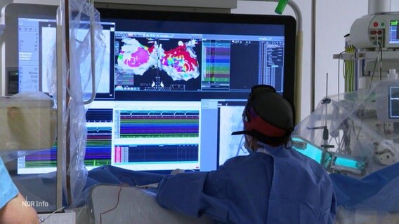 Eine Ärztin blickt auf einem Monitor. © Screenshot 