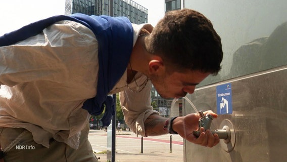 Ein Mann benutzt einen Trinkbrunnen. © Screenshot 