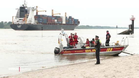 Die DLRG sucht mit einem Boot nach einem vermissten 16-jährigen. © Screenshot 