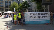 Menschen protestieren gegen Rüstungsexporte aus Deutschland. © Screenshot 