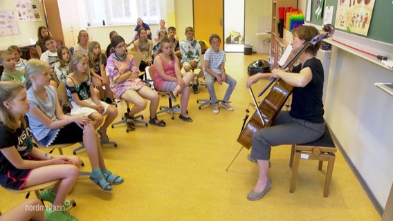 Schüler*innen bei einer Musikprobe mit Cellistin Tanja Tetzlaf © Screenshot 