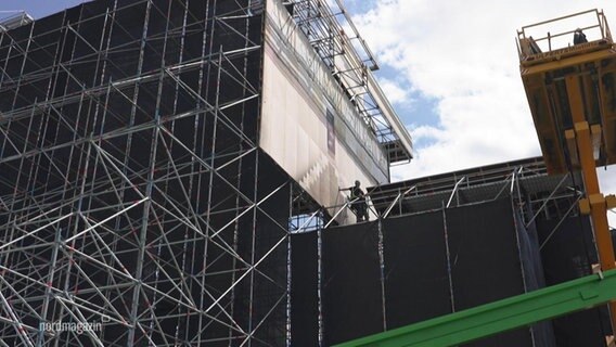 Auf dem Festivalgelände wird eine Bühne aufgebaut © Screenshot 