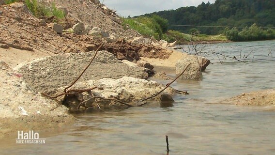 Bauschutt liegt an einer Uferböschung. © Screenshot 