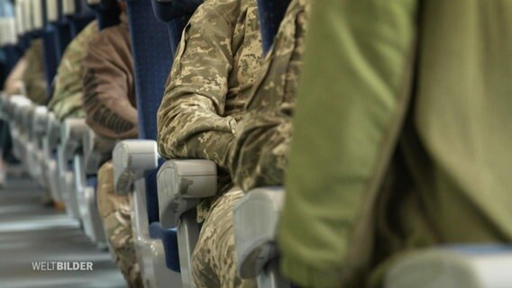 Soldaten sitzen in einem Zug. © Screenshot 