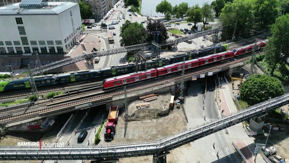 Bahnbrücken mit Zügen und Umgebung aus der Luft betrachtet. © Screenshot 
