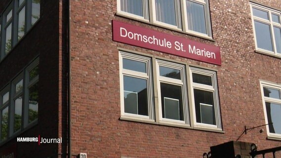 Domschule St. Marien steht auf einem Schild an einer Klinkerwand. © Screenshot 