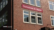 Domschule St. Marien steht auf einem Schild an einer Klinkerwand. © Screenshot 
