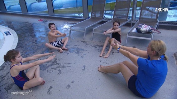 Kinder beim Schwimmunterricht in einem Hallenbad. © Screenshot 