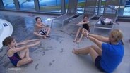 Kinder beim Schwimmunterricht in einem Hallenbad. © Screenshot 