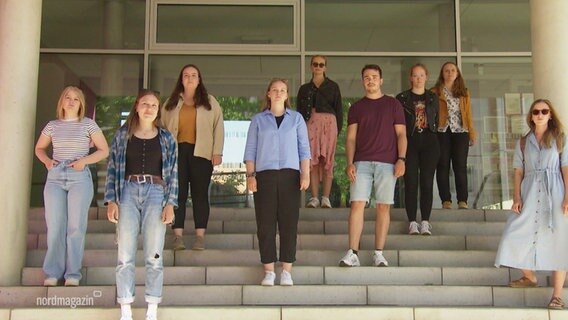 Lehramtstudierende stehen auf einer Treppe. © Screenshot 