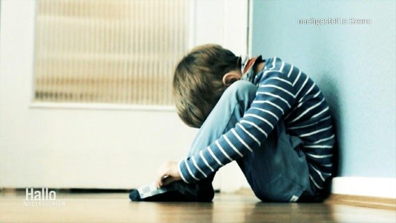 Ein Kind sitzt verängstigt auf dem Boden. © Screenshot 