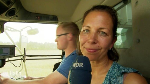 NDR-Reporterin Birgit Stamerjohanns in einem Mähdrescher © Screenshot 