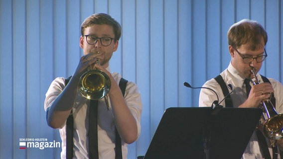 Zwei Musiker spielen Trompete. © Screenshot 