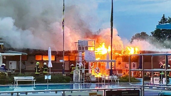 Ein Gebäude brennt neben einem Schwimmbecken. © Screenshot 