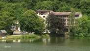 Ein Hotel an einem See. © Screenshot 