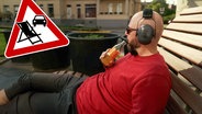 Realer Irrsinn: Relax-Bänke in Erfurt (aus "extra 3 Spezial: Der reale Irrsinn vom 12.07.2023") © NDR 