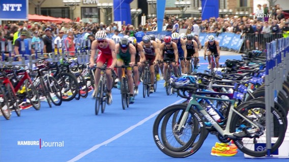 Radfahrende bei einem Triathlon © Screenshot 