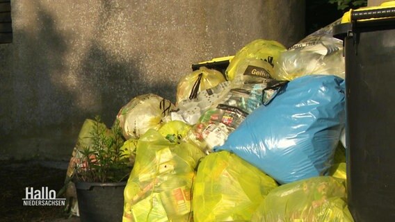 Gelbe Müllsäcke stapeln sich in Ovelgönne. © Screenshot 
