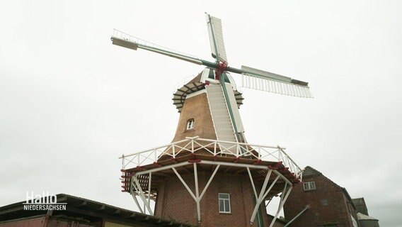 Eine renovierte Windmühle. © Screenshot 