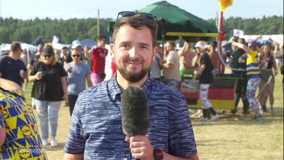 Reporter Fabian Weißhaupt auf dem Musikfestival Airbeat One. © Screenshot 