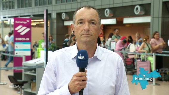 NDR Reporter Peter Kleffmann berichtet live vom Hamburger Flughafen. © Screenshot 