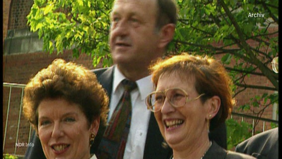 Archivaufnahme von der SPD-Politikerin Heide Simonis mit zwei ihrer Kolleg*innen. © Screenshot 
